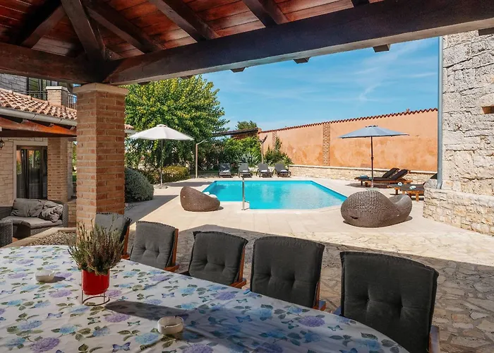 Villa Radetici 빌라 Tinjan